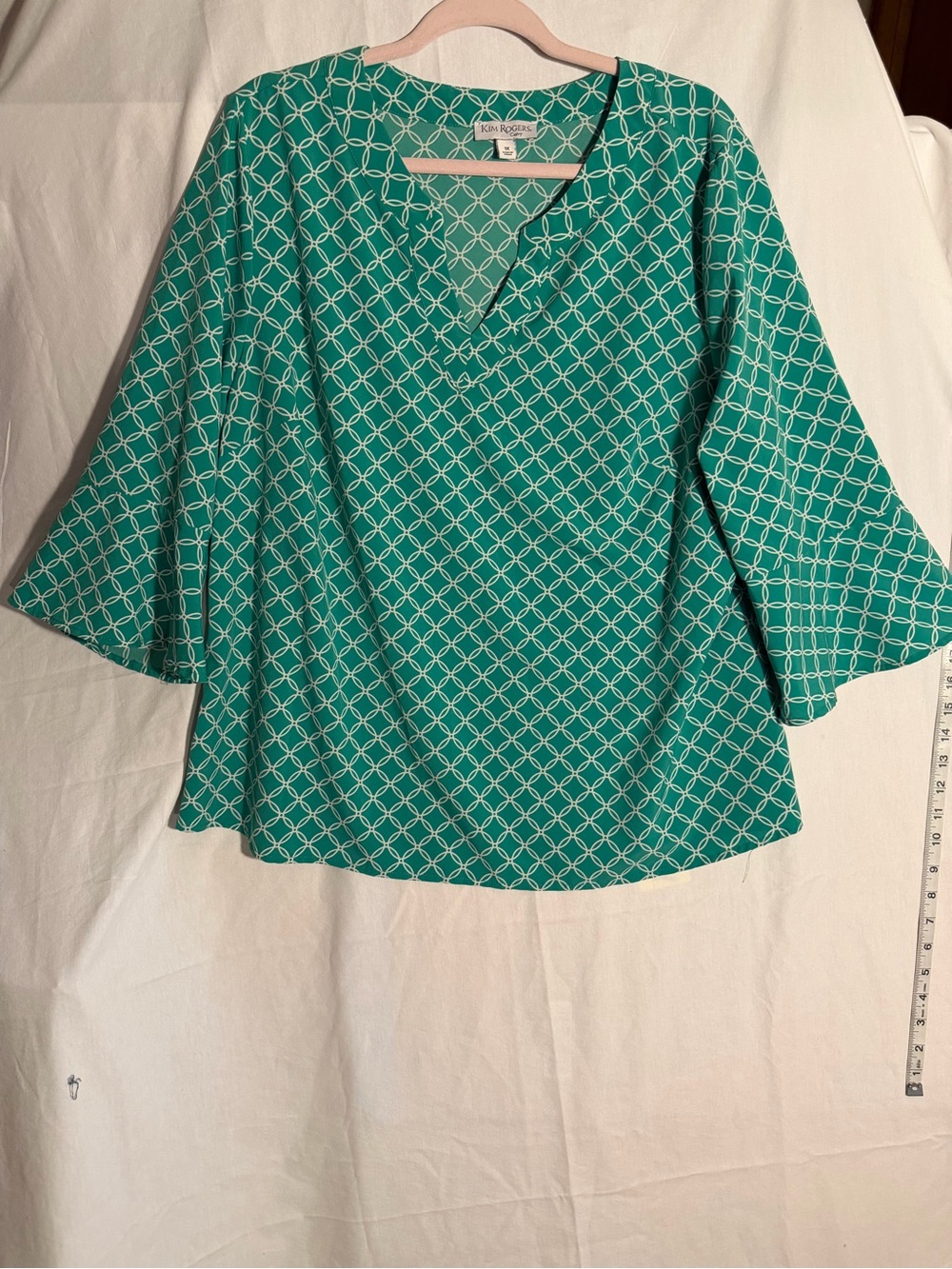 #365 Women’s Kensie Green Geometric V-Neck Blouse